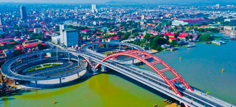 Khám Phá Hải Phòng – Thành Phố Hoa Phượng Đỏ Rực Rỡ!