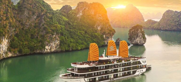 Bí quyết săn vé tham quan vịnh Hạ Long với giá ưu đãi nhất hiện nay