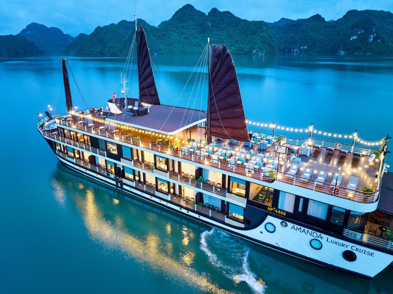 Hướng dẫn chọn du thuyền đẳng cấp tại Hạ Long phù hợp với ngân sách của bạn